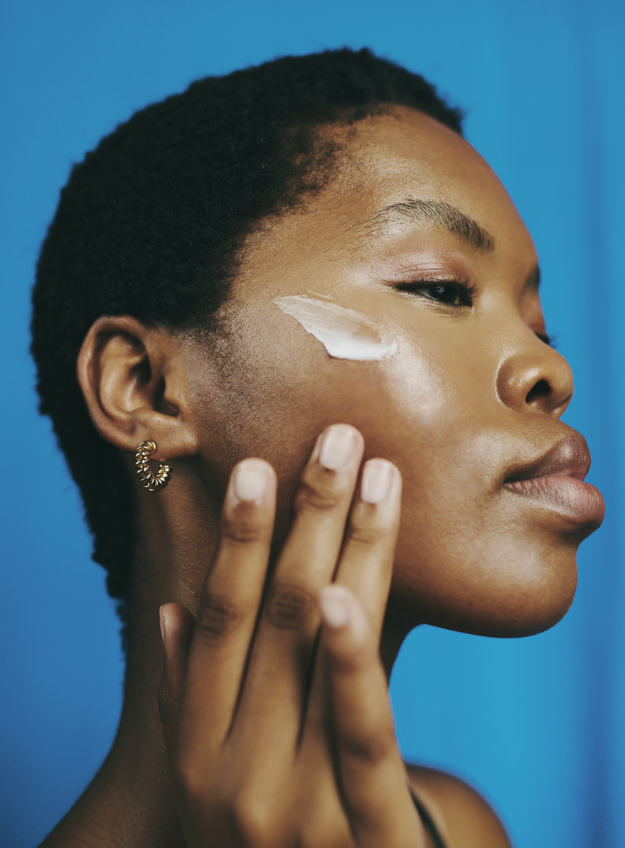 Illustration article ride femme qui s'hydrate la peau