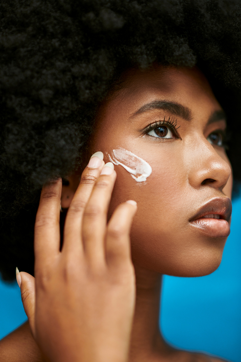 Illustration article éclaircissant femme qui s'hydrate la peau